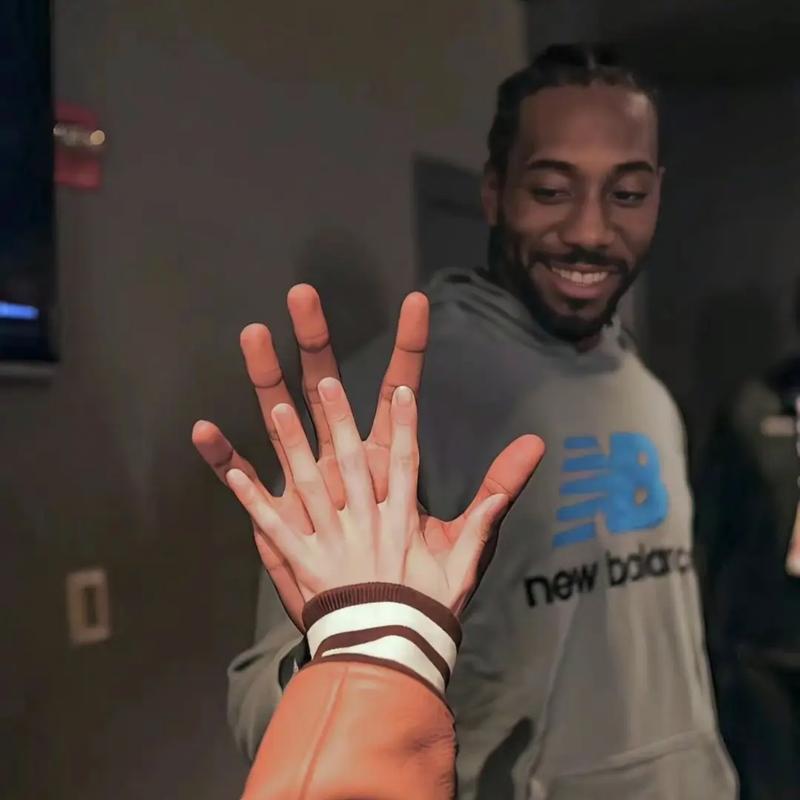 斯普利特：我们正在练习不同的防守策略，大家精神状态都很好（斯普利特：多套防守方案同步演练，球队士气正佳）