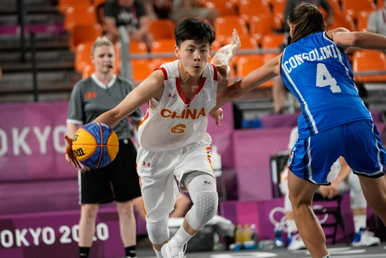 利物浦内讧曝光！斯洛特不愿卖迪亚斯，总监休斯却执意推动转会（利物浦矛盾浮出水面：斯洛特拒售迪亚斯，休斯力推转会）