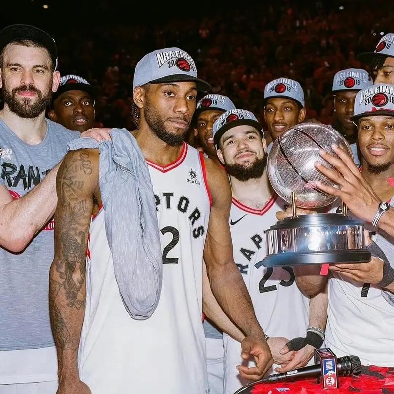 连输埃因霍温、本菲卡，那不勒斯队史首次遭遇欧冠客场连败（先后负于埃因霍温、本菲卡，那不勒斯队史首次在欧冠客场吞下两连败）