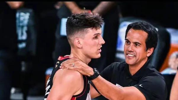 球星生日夜梅开二度，收获双喜（生日之夜两度破门，双喜临门）